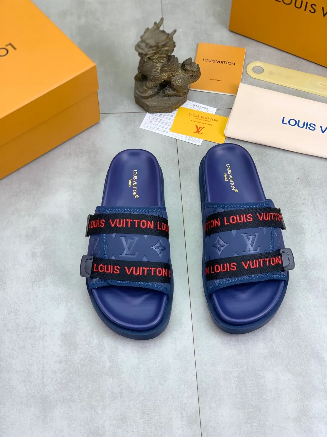 Men's shoes 💰P320💰【New style】🆘 Original quality 【LOUIS VUITTON】The popular Louis Vuitton LV men's slippers on the official website are on sale simultaneously! Original fabric imported from Italy, original factory special supply, code number: 38-44 (45 customized), many colors available